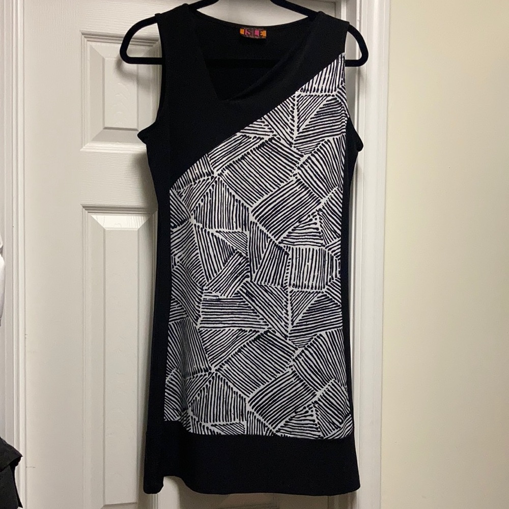 ⭐️⭐️ Asymmetrical neckline / black and white sleeveless dress - Size M